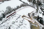Die Ruckhalde mit der legendären Eisenbahnkurve und im Vordergrund der Baustelle für den neuen Ruckhaldetunnel. (Bild: Benjamin Manser/Ralph Ribi - 11. Januar 2017)