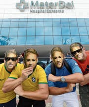 Neymar-Fans vor dem Spital in Belo Horizonte, wo der Fussballer operiert wurde. (Bild: Eugenio Savio/AP)