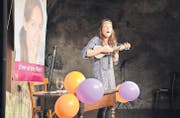 Mit ihrer humorvollen und naiven Art führte «Luna» durch die Wahlveranstaltung. (Bild: Flavio Dal Din)