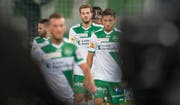 Enttäuschte Gesichter: Roy Gelmi (Mitte) war die tragische Figur gegen Basel. (Bild: Benjamin Manser (St. Gallen, 24. September 2016))