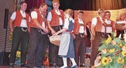 Jeder Mitwirkende durfte sich ein Exemplar der CD aus dem Körbchen nehmen. (Bild: Beatrice Bollhalder)
