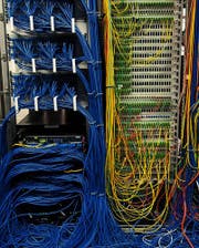 Der Staat hört mit: Das Geschäft mit der Überwachung wächst. (Bild: ky/Laurent Gillieron)