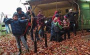 Gross und Klein beim Kürbisschiessen dabei. (Bild: Peter Spirig)