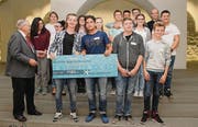 Der St. Galler alt Regierungsrat Hans Ulrich Stöckling überreicht den Schülern den ersten Preis. (Bild: pd)