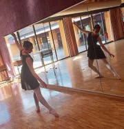 Jovana Kovacevic übt die Tanzfolge ihres eigenchoreografierten Balletttanzes.