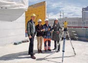 Christof Roell, Stadträtin Dorena Raggenbass, Polier Salvatore Barbarotto und Monika Roell freuen sich, dass der Bau zügig voranschreitet. (Bild: pd/Barbara Schwager)