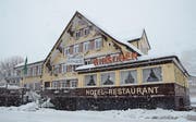 14. Dezember: Das Hotel Hirschen in Alt St. Johann kommt unter den Hammer. Der vierfache Olympiasieger Simon Ammann ersteigert sich die Liegenschaft für 54 (Bild: Hanspeter Thurnherr)