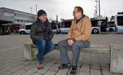 Der evangelische Pfarrer Thomas Rau (links) und der katholische Diakon Franz Wagner an einer der Stationen des ökumenischen Passionswegs: Beim Bahnhofplatz begegnet die Gruppe dem Leid von Randständigen. (Bild: Gianni Amstutz)