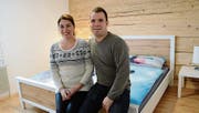 Fabienne und Christoph Kappeler in einem der Zimmer. (Bild: KER)