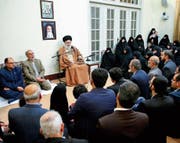 Irans Staatsoberhaupt Ali Khamenei auf einem offiziellen Foto. Der Ayatollah hat die seit Tagen andauernden Massenproteste in dem Land als vom Ausland gesteuert bezeichnet. (Bild: EPA (Teheran, 2. Januar 2018))