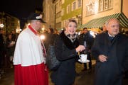 Karin Keller-Sutter an der Feier in Wil - rechts im Bild Bundesrat Johann Schneider-Ammann. (Bild: Ralph Ribi)