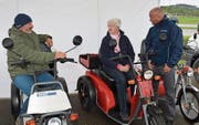Marianne Hofer aus Frauenfeld interessiert sich bei Stefan Bobst und Tobias Wunderli für ein elektrobetriebenes Kyburz-Fahrzeug. (Bild: W. Lenzin)