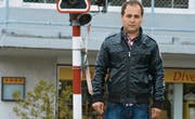 Farshad Lak vor seinem vorübergehenden Zuhause: Vom Iran aus über die Türkei und Italien nach Kanada – gestrandet in der Schweiz. (Bild: gbe)