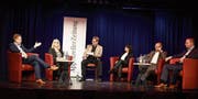 Yves Noël Balmer (SP) und Claudia Frischknecht (CVP) diskutieren unter der Leitung von Roger Fuchs mit Monika Bodenmann (FDP), Mathias Steinhauer (EVP) und Anick Volger (SVP) über diverse Themen. (Bild: CAL)