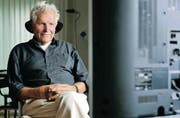 Ohren wie Mickey Maus: Der Weinfelder Tüftler Walter Ernst mit seiner selbst erfundenen Hörhilfe. (Bild: Reto Martin)