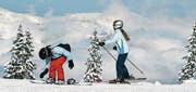 Im Skilager geht es nicht nur ums Skifahren – mindestens genauso wichtig ist die gemeinsame Zeit ausserhalb des Elternhauses. (Bild: Urs Flüeler/Keystone)