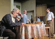 Die Söhne René (Hauspeter Künzli) und Max (Thomas Tschopp) diskutieren über die Zukunft ihres Vaters (Willi Schibler). (Bild: Daria Baur)