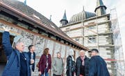 Stiftungsratsmitglied Sven Bradke (links) führt Interessierte durch die geschichtsträchtige Baustelle. (Bild: Donato Caspari)
