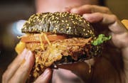 Rheintaler Büffel-Pulled-Burger von Rheintal Catering. (Bild: Michel Canonica)
