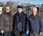 William Maxfield (Kapellmeister), Kuno Bont (Regie und Inszenierung) und Res Lippuner (Finanzchef) gaben bekannt, welche Unternehmen als Hauptsponsoren der Schloss-Festspiele 2018 wirken. (Bild: Thomas Schwizer)
