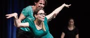 Die beiden Frauen der Weinfelder Improvisationsgruppe «Öpfel mit Stil». (Bild: Monika Wick)