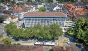 Prägnanter Bau aus den 1950er-Jahren: Das Geschäftshaus Union am Schibenertor, unmittelbar am St. Galler Stadtzentrum mit Marktplatz und Bohl (hinten). (Bild: Urs Bucher)