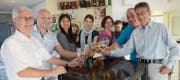 Stossen auf den Erfolg an: Edwin Kunz, Malina Bunzel und Bruno Ienco von der Planergemeinschaft sowie die Behördenmitglieder Sigrid Deucher mit Tochter Malin, Nicole Ebe mit Sohn Manuel, Max Amherd und Hanspeter Heeb. (Bild: Markus Schoch)