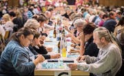 Wenn die Zahlen aufgerufen werden, herrscht an den Tischen volle Konzentration. (Bild: Reto Martin)