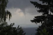 Naturphänomen: Wasserhose über dem Bodensee. (Bild: Hans Schürch/Leserreporter)