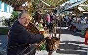 Dieser Korber und weitere Kunsthandwerker kamen seit Jahren an den Herbstmarkt nach Zuckenriet. (Bild: Zita Meienhofer (2. Oktober 2010))