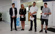 Die drei erfolgreichsten Lehrabgänger Armin Begic, Carol Tanner und Manuel Murer, hier zu sehen mit Lehrmeister Martin Huber. (Bild: Hörler Samira)