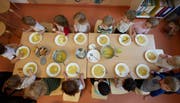 Im Kanton St.Gallen werden heute durchschnittlich 61 Prozent der Vollkosten eines Betreuungsplatzes von den Eltern bezahlt. (Symbolbild) (Bild: A4358/_GEORG WENDT (DPA dpa))