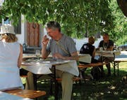 Wandervögel geniessen im Schatten (Bild: Christine Luley)