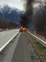 Nach einem lauten Knapp brannte ein Auto auf der A13 in Sevelen lichterloh. (Bild: Kapo SG)