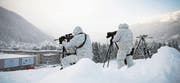 Am WEF herrschen höchste Sicherheitsvorkehrungen. Auf dem Bild sind Polizisten zu sehen, die sich auf dem Dach des Kongresszentrums in Davos in Stellung bringen. (Bild: Gian Ehrenzeller/Keystone (Davos, 15. Januar 2017))