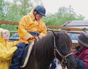Claudia Bucher wird während ihrer Hippotherapie von Monika Hülsmann und Simone Fingerhut unterstützt. (Bild: Ruth Bossert)