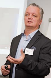 Gregor Fröhlich zeigte auf, dass die «Lohnauszahlung» auch dann ohne Nachteil für die Firma vonstattengehen kann. (Bild: Christof Lampart)