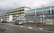 Sind die Gerüste einmal weg, eröffnet die Coop-Tochter Interdiscount in Rickenbach eine Filiale. (Bild: Josephine Opprecht)