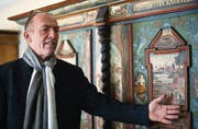 Höfische Szenen aus Hundwil: Volkskundler Marcel Zünd will den Dorfalltag mittels Bildern auf bemalten Möbeln besser verstehen. (Bild: Urs Jaudas)