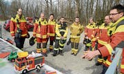 Übungen bilden die Grundlage für erfolgreiche Einsätze: Hier wird die Lastenverteilung innerhalb von Seilzügen mit Modellfahrzeugen einer Offiziersgruppe demonstriert. (Bild: Hansruedi Rohrer)