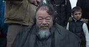 Regisseur Ai Weiwei lässt sich im Flüchtlingscamp Idomeni in Griechenland die Haare abscheiden – Szene aus «Human Flow». (Bild: Ascot Elite)