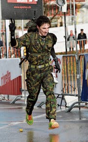 Er ist der Sieger des Waffenlaufs der Männer: Der Winterthurer Rafael Josef läuft ins Ziel. (Bild: Donato Caspari)