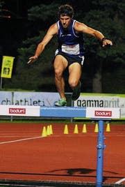 Martin Hubmann sucht auf der Hürde die Balance, um nicht in den Wassergraben zu treten. (Bild: Hansjörg Brunhart)