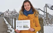 Leonie Herde präsentiert eines ihrer Musterschilder, die später im A3-Format entlang des Erlebniswegs aufgestellt werden. (Bild: Gianni Amstutz)
