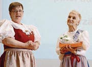 Die Präsidentin Daniela Sulser (links) bedankt sich mit einem Präsent bei Monica Schori.