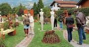 Verspielte Gartenlandschaft mit Pflanzen, Skulpturen, Rost und weiteren Objekten aus verschiedenen Materialien. (Bilder: Hans Hidber)