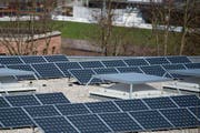 Solaranlage auf dem Dach des Oberstufenzentrums Buechenwald in Gossau. (Bild: Urs Jaudas)