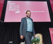 Jonas Lüscher bei der Preisverleihung gestern im Theater Basel. (Bild: Georgios Kefalas/Keystone)
