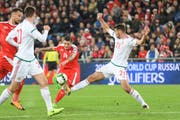 43. Minute: Steven Zuber schlenzt den Ball in die Maschen – 3:0 für die Schweiz. (Bild: Andy Mueller/freshfocus)