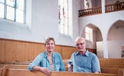 Kirchenpräsidentin Claudia Schindler und Eugen Fahrni vom Ortsmuseum in der 125-jährigen Kirche. (Bild: Thi My Lien Nguyen)